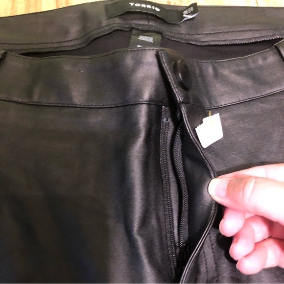 NWOT Torrid Faux Leather Black Pants Size 26 Biker Moto Stretch Ankle Zip PICS - Picture 5 of 12